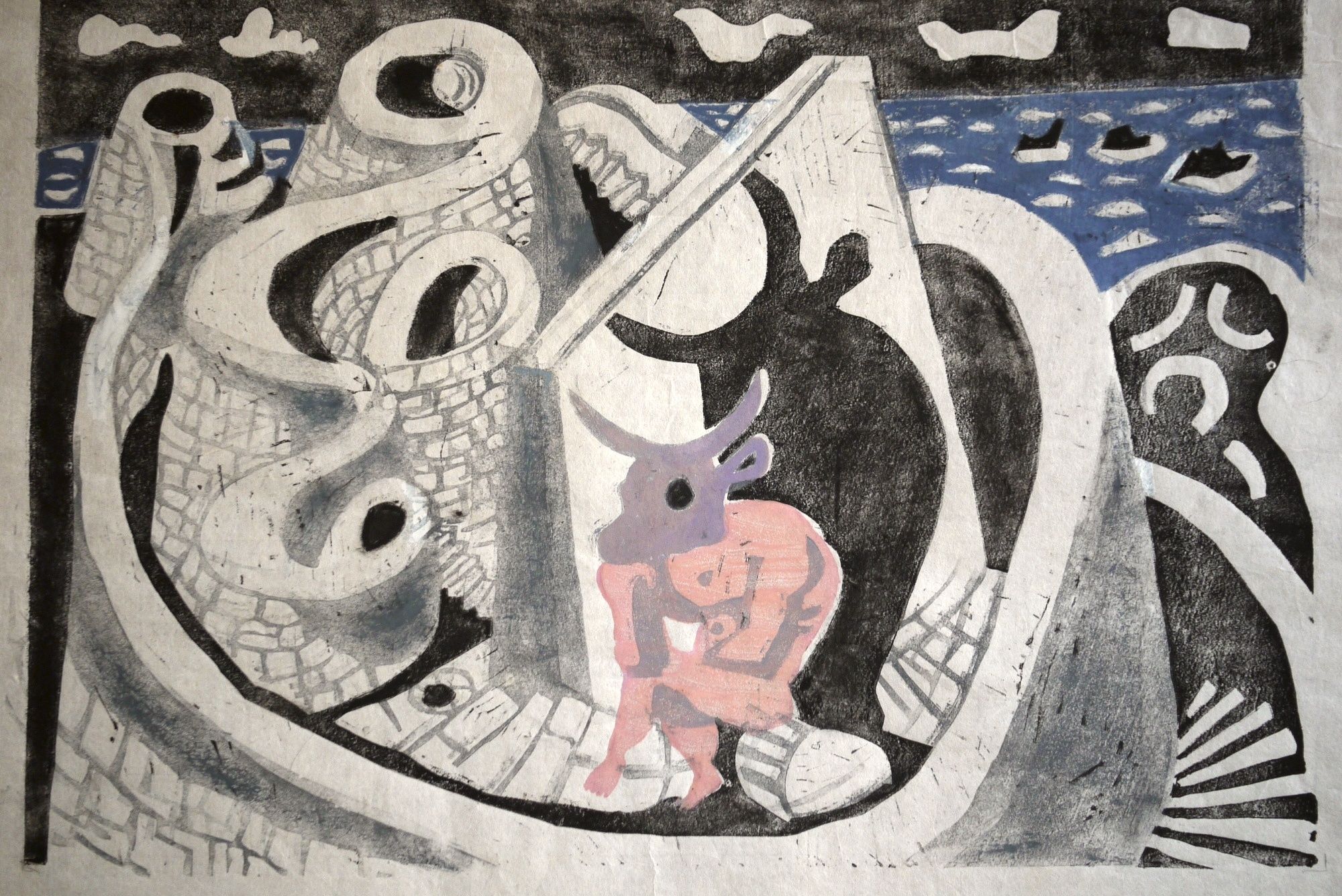 Richard Seewald, Linolschnitt: Ein rosa Mensch mit violettem Stierkopf sitzt zwischen Mauern, dahinter Schatten und blaues Meer.