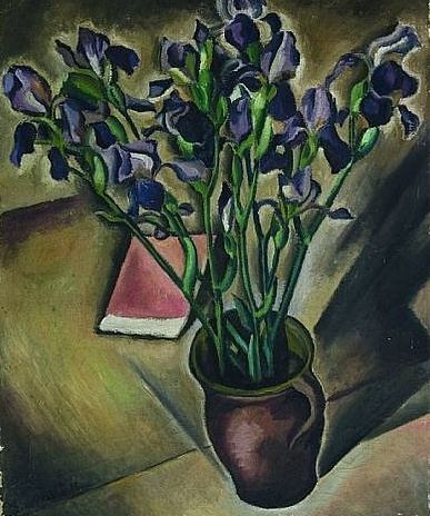 Richard Seewald, Ölbild: Violette Schwertlilien in braunem Krug auf einem Tisch neben einem rosa Buch, in Oliv- und Brauntönen.
